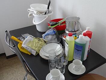 Die Grundausstattung an Geschirr, Putz- und Hygienemittel für Personen in einem Doppelzimmer. Die Sachen für den persönlichen Hygienebedarf werden jedoch nicht als Sachleistungen gestellt. Diese müssen sich die asylsuchenden Menschen vom Taschengeld kaufen.