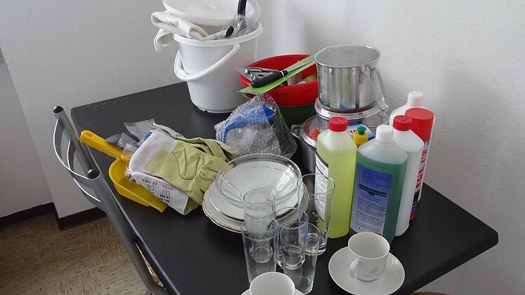 Die Grundausstattung an Geschirr, Putz- und Hygienemittel für Personen in einem Doppelzimmer. Die Sachen für den persönlichen Hygienebedarf werden jedoch nicht als Sachleistungen gestellt. Diese müssen sich die asylsuchenden Menschen vom Taschengeld kaufen.