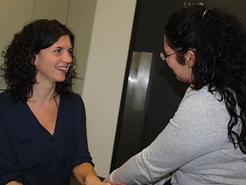 Bernadette Jahn (l.) kümmert sich mit um die syrischen Flüchtlinge, die in Ludwigsstadt untergebracht sind. Sie hofft, dass am Mittwoch viele Bürger zur Veranstaltung ins Gemeindehaus kommen. Foto: Veronika Schadeck