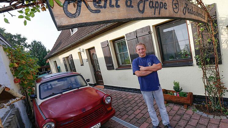 Jürgen Richter ist stolz auf seine Trabbis - mit dem jüngsten ist er häufig auf den Straßen von Eggolsheim unterwegs. Foto: Matthias Hoch