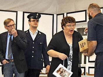 "Es irrt der Mensch ..." hei&szlig;t das Theaterst&uuml;ck, das die Schauspielgruppe des Knetzgauer Carneval-Vereins auf der B&uuml;hne im Sch&uuml;tzenhaus spielt. Mit dabei sind (von links) Andreas Geisel, Andreas und Sieglinde Holgersson und Daniel D&uuml;ring.  Fotos: Christiane Reuther