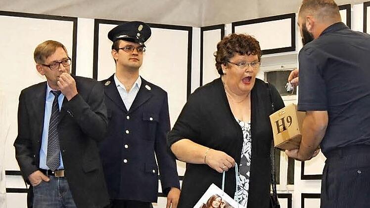 "Es irrt der Mensch ..." hei&szlig;t das Theaterst&uuml;ck, das die Schauspielgruppe des Knetzgauer Carneval-Vereins auf der B&uuml;hne im Sch&uuml;tzenhaus spielt. Mit dabei sind (von links) Andreas Geisel, Andreas und Sieglinde Holgersson und Daniel D&uuml;ring.  Fotos: Christiane Reuther