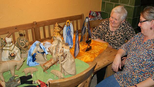 Resi Dorscht und ihre Tochter freuen sich &uuml;ber die vielen Krippen in ihrem Haus.   Fotos: Joseph Beck