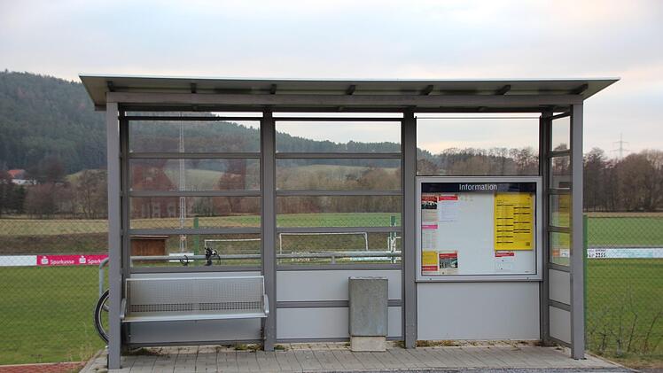 Das neue Wartehäuschen mit Sitzgelegenheit am Gundelsdorfer Gleis 2. Foto: Andreas Schmitt