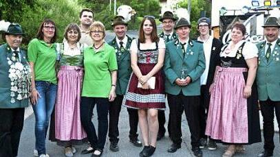 Die erfolgreichsten Mitglieder des Schützenjahres bei überregionalen Schießwettbewerben wurden im Rahmen des Schützenfestes ausgezeichnet; mit im Bild auch die Stadtmeister (Bildmitte, v.r.) Adrian Göhl, Gunda Kreutzer und Erich Fritsch, die Nächstplatzierten und Mitglieder der Vorstandschaft des Vereins Fotos: Dieter Radziej