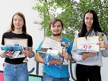 Sie schafften herausragende Plätze: die drei Realschüler Sarah Busch, Gabriel Kirchner sowie Joana Wansch (von links).  Foto: Günther Geiling