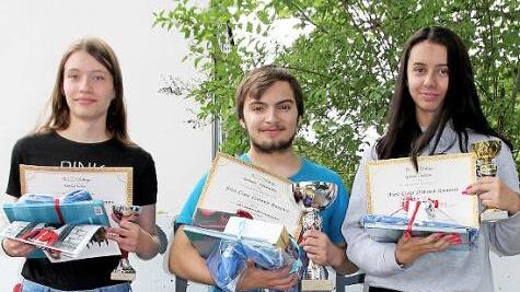 Sie schafften herausragende Plätze: die drei Realschüler Sarah Busch, Gabriel Kirchner sowie Joana Wansch (von links).  Foto: Günther Geiling