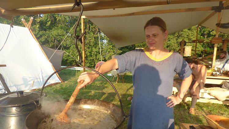 Melanie Schuster aus Breitenlesau kocht für ihre Wikinger  Wildgulasch mit Semmelklößen. Foto: Thomas Weichert