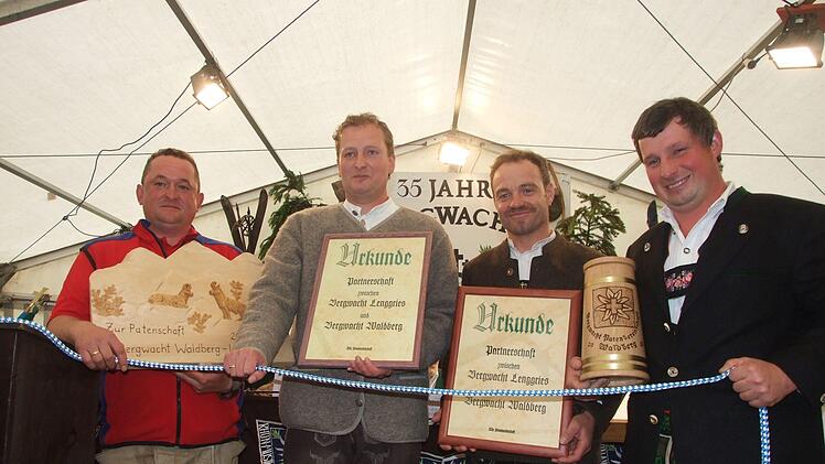 Im Juni 2009 feierte die  Bergwacht Waldberg ihr 35-jähriges Bestehen.  Die langjährige enge Freundschaft  mit der Bereitschaft  Lenggries wurde als Partnerschaft offiziell beurkundet. Das Bild zeigt  (von links) aus Waldberg Martin Raab und den damaligen Bereitschaftsleiter  Marco Hillenbrand und aus Lenggries Sepp Bergmayer und Christoph  Brenninger. Das Seil, das Symbol der Bergsteiger,  verbindet die Kameraden  miteinander. Foto: Archiv Eckert