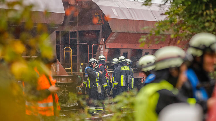 Einsatz dauert noch an: Zwei Lagerhallen in Nürnberger Südstadt abgebrannt