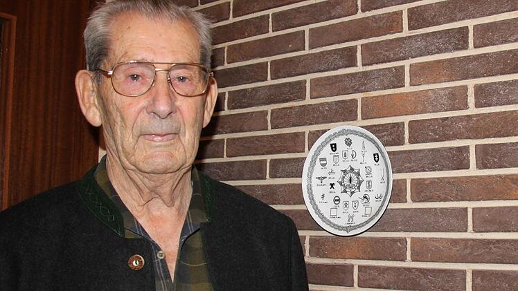 Ein Gedenk-Teller erinnert an die sechste Armee, ...