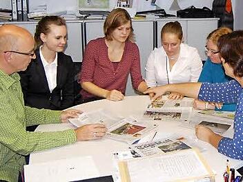 Diskussion im Tageblatt (von links): Redaktionsleiter Oliver Schmidt, die Albertinerinnen Marie Weber, Anne-Junia Merz und Maya Tischer sowie die Redakteurinnen Simone Bastian und Christiane Lehmann. Foto: U. Nauer