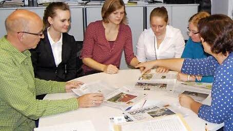 Diskussion im Tageblatt (von links): Redaktionsleiter Oliver Schmidt, die Albertinerinnen Marie Weber, Anne-Junia Merz und Maya Tischer sowie die Redakteurinnen Simone Bastian und Christiane Lehmann. Foto: U. Nauer