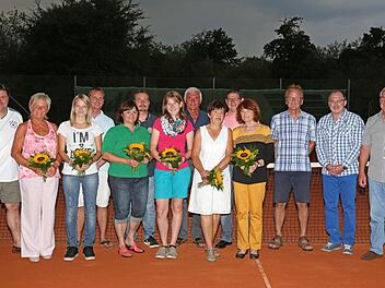 Auch wenn etliche Spieler durch Abwesenheit glänzten, so gab es dennoch bei der Vereinsmeisterschaft des TC Michelau verdiente Sieger. Das Bild zeigt diese zusammen mit dem Vereinsvorsitzenden Frank Eckert und Sportwart Christopher Thiem. Foto: Klaus Gagel