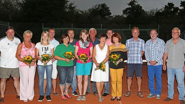 Auch wenn etliche Spieler durch Abwesenheit glänzten, so gab es dennoch bei der Vereinsmeisterschaft des TC Michelau verdiente Sieger. Das Bild zeigt diese zusammen mit dem Vereinsvorsitzenden Frank Eckert und Sportwart Christopher Thiem. Foto: Klaus Gagel