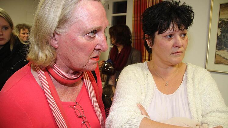 Auch den Erwachsenen standen Tränen in den Augen: Deutschlehrerin Christa Francke hat die Eltern ein Jahr unterrichtet, Ines Schramm hatte durch ihren Sohn Jacob, der mit Adam Fußball gespielt hat, Kontakt zu der tschetschenischen Familie. Foto: Sonja Adam