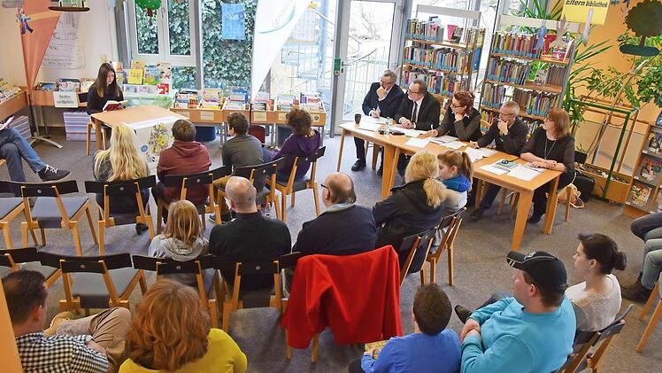 Die Sechstklässler waren mit Mama oder Papa in die Bücherei gekommen. Fünf Erwachsene in der Jury (links) hörten genau hin.  Fotos: Ronald Rinklef
