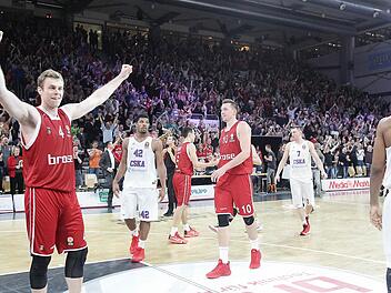 Nicolo Melli (l.) jubelt nach dem Sieg. Fotos: sportpress