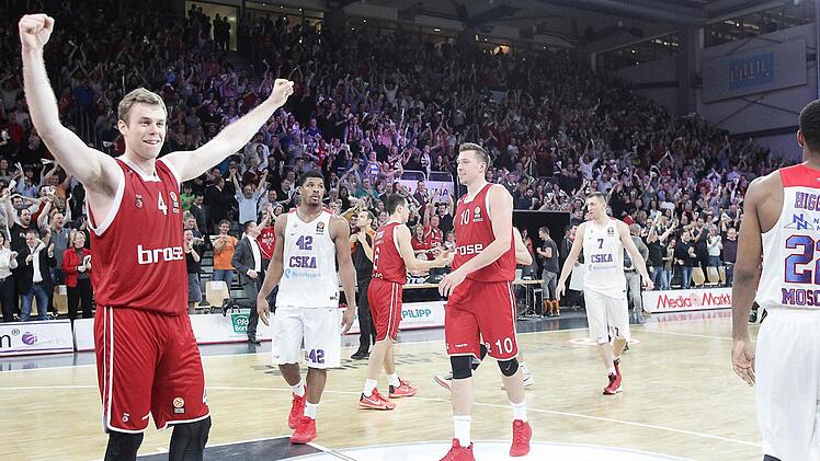 Nicolo Melli (l.) jubelt nach dem Sieg. Fotos: sportpress