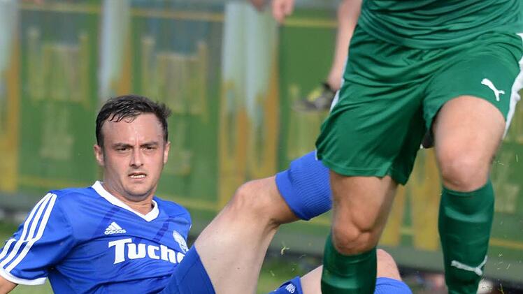 Auf und davon: Ahmet Topal lässt den Metzdorfer Johannes Potzel links liegen. Fotos: Peter Mularzczyk