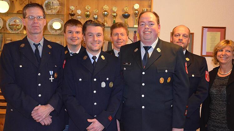 Der neu gewählte Vorstand der Freiwilligen Feuerwehr Gauaschach (von links) Vorsitzender Johannes Roth, Kassenprüfer Michael Vollmuth, der neue Zweite Kommandant Benjamin Theile, Kassierer Mathias Keul, Kommandant Alexander Marx sowie Kassenprüfer Peter Heim. Foto: Jana Keul