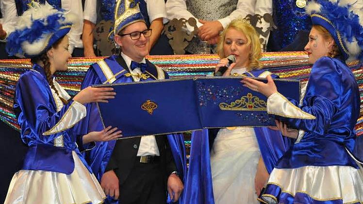 Das Gast-Prinzenpaar aus Maroldsweisach Hannes und Desiree erwies mit Garde den benachbarten Narren ihre Referenz.