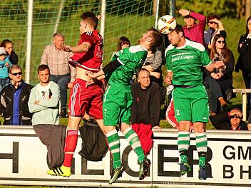 SV Friesen - BSC Saas Bayreuth: Andreas Baier und Dominik Woitschitzke (grüne Trikots) sind im Kopfballduell gegen Jan Vogler erfolgreich.  Fotos: Heinrich Weiß