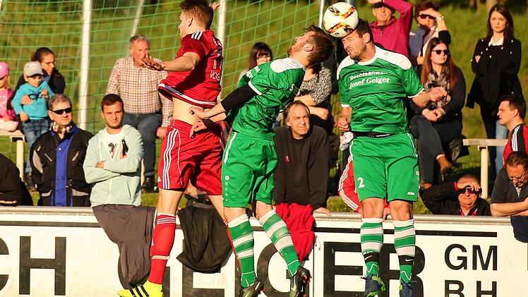 SV Friesen - BSC Saas Bayreuth: Andreas Baier und Dominik Woitschitzke (grüne Trikots) sind im Kopfballduell gegen Jan Vogler erfolgreich.  Fotos: Heinrich Weiß
