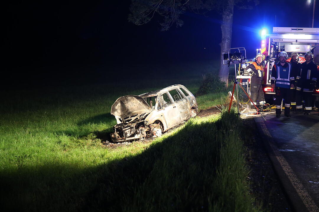 Kreis Hof: Auto prallt gegen Baum und fängt Feuer – Fahrer verbrennt
