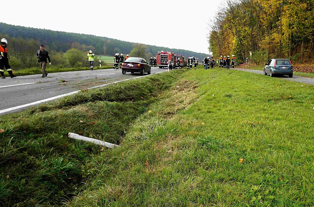 Unfall bei Neundorf - Corvette kommt von Straße ab