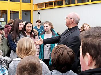 Die Pfarrei St. Georg unterstützt die Umgestltung des pausenhofs der Don-Bosco-Schule mit 2500 Euro. Dekan Kemmer überbrachte die Spende der Kirchengemeinde. Foto: Johanna Blum