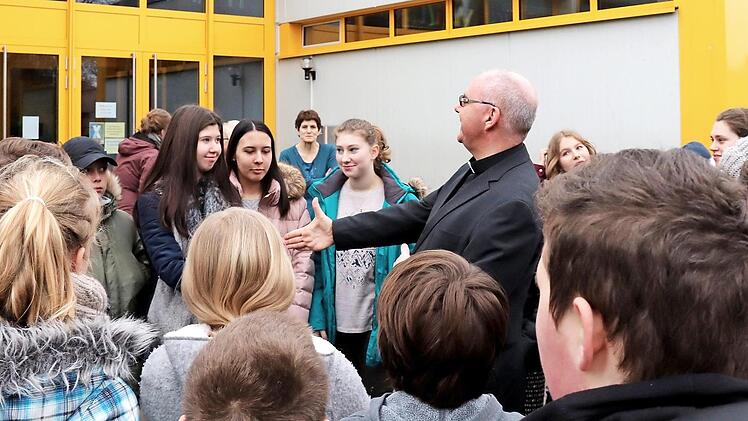 Die Pfarrei St. Georg unterstützt die Umgestltung des pausenhofs der Don-Bosco-Schule mit 2500 Euro. Dekan Kemmer überbrachte die Spende der Kirchengemeinde. Foto: Johanna Blum