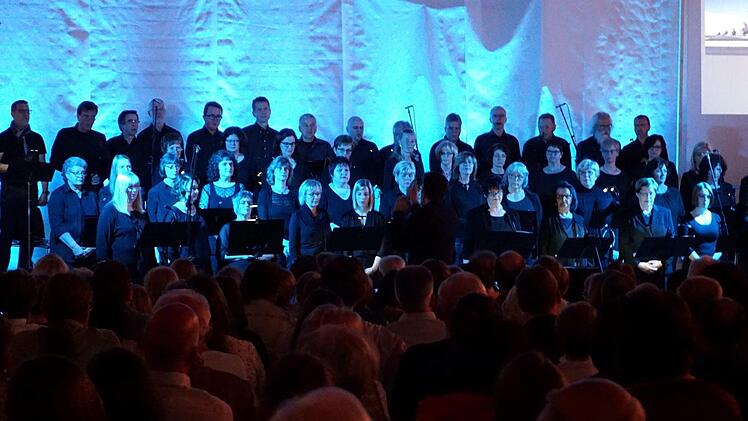 Beim Rock-Oratorium war es auf und vor der Bühne voll.  Foto: Richard Sänger