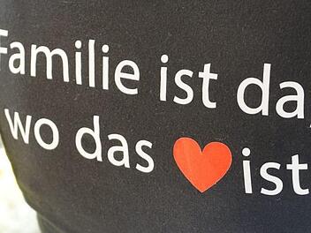Eine Mutter trägt die Philosophie des Zentrums auf dem T-Shirt.     Foto: Pascale Ferry