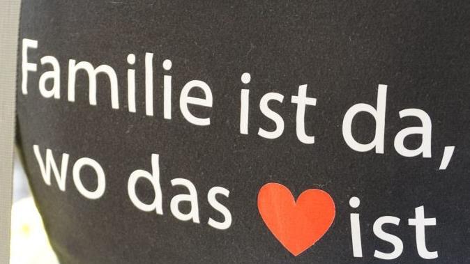 Eine Mutter trägt die Philosophie des Zentrums auf dem T-Shirt.     Foto: Pascale Ferry