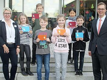 Schulleiterin Sabine Schalke (l.) und Frank Fischer (r.) zeichneten die Besten des Mathematikwettbewerbs aus: Ria Schipper, Max Träger, Gabriel Wolf, Fiona Daniel, Linda Dong und Kevin Krauß.  Foto: Winfried Ehling