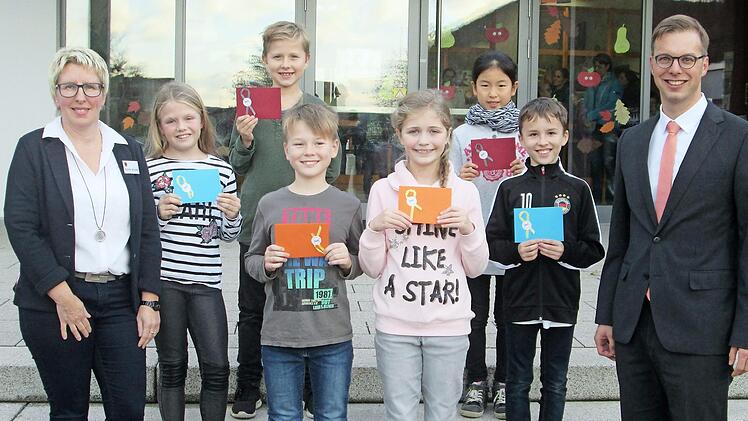 Schulleiterin Sabine Schalke (l.) und Frank Fischer (r.) zeichneten die Besten des Mathematikwettbewerbs aus: Ria Schipper, Max Träger, Gabriel Wolf, Fiona Daniel, Linda Dong und Kevin Krauß.  Foto: Winfried Ehling