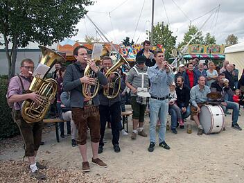 Das Aufstellen des Weisendorfer Kerwabaumes wird musikalisch begleitet.Richard Sänger