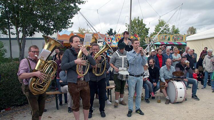 Das Aufstellen des Weisendorfer Kerwabaumes wird musikalisch begleitet.Richard Sänger