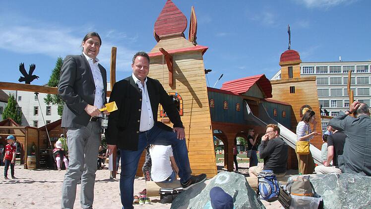 Michael Mohnkorn (links)  von der Regierung von Oberfranken und Oberbürgermeister Ingo Lehmann freuten sich über das bunte Treiben zur Eröffnung.