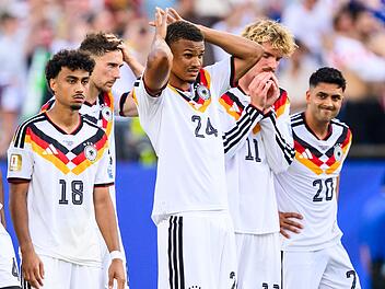 So sehen Verlierer aus: Das DFB-Team um (von links) Nathaniel Brown, Leon Goretzka, Malick Thiaw, Nick Woltemade und Nadiem Amiri scheitert an Paraguay.Tom Weller, dpa