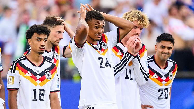 So sehen Verlierer aus: Das DFB-Team um (von links) Nathaniel Brown, Leon Goretzka, Malick Thiaw, Nick Woltemade und Nadiem Amiri scheitert an Paraguay.Tom Weller, dpa