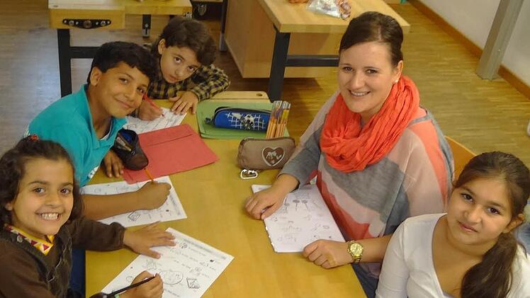 In diesem Schuljahr kann die Grundschule in Ebern den Kindern von Asylbewerbern und Flüchtlingen sowie anderen Migranten neben der Regelbeschulung auch Sprachunterricht bieten. Der Deutschunterricht findet zusammen mit den Lehrkräften Silke Schweikert (Zweite von rechts) und Birgit Bühler in Kleingruppen statt.In diesem Schuljahr kann die Grundschule in Ebern den Kindern von Asylbewerbern und Flüchtlingen sowie anderen Migranten neben der Regelbeschulung auch Sprachunterricht bieten. Der Deut...