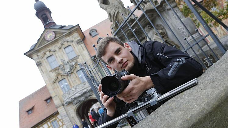 Ken Palme bei seiner liebsten Beschäftigung: Mit Hilfe der selbstgestalteten Schiene sind kleine Kamerafahrten möglich.  Foto: Matthias Hoch