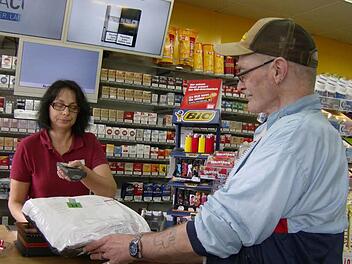 Monika Hauenstein nimmt für den Paketdienst Hermes gerade ein Päckchen von Dietmar Stets entgegen. Foto: Petra Malbrich