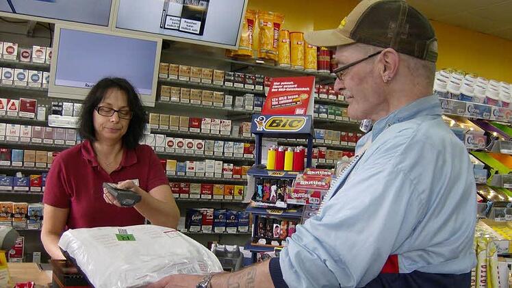 Monika Hauenstein nimmt für den Paketdienst Hermes gerade ein Päckchen von Dietmar Stets entgegen. Foto: Petra Malbrich