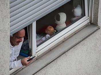 Kein Luxus, sondern ein Gefühl von Heimat: Der Blick ins Handy - Flüchtlinge brauchen den Kontakt zu ihren Familien daheim. Foto: Wolfram Kastl/dpa