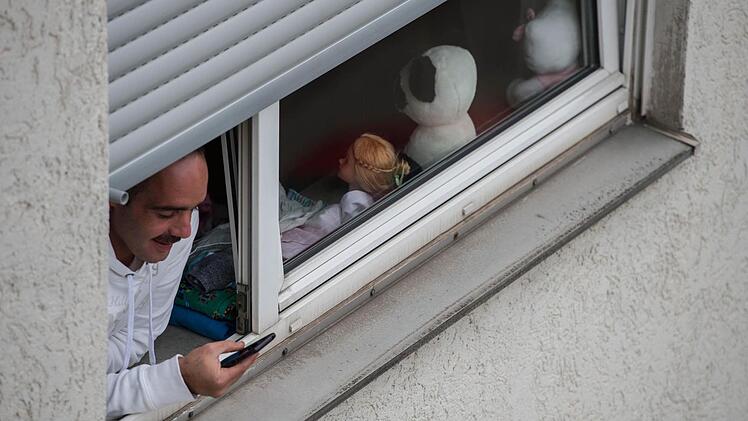 Kein Luxus, sondern ein Gefühl von Heimat: Der Blick ins Handy - Flüchtlinge brauchen den Kontakt zu ihren Familien daheim. Foto: Wolfram Kastl/dpa