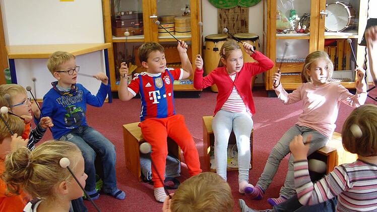 "Singen und lernen mit den Schlegeln" macht den Kinder der Musikalischen Früherziehung in der August-Kömpel- Musikschule Bad Brückenau viel Spaß.  Foto: Brigitta Kempe-Wolf