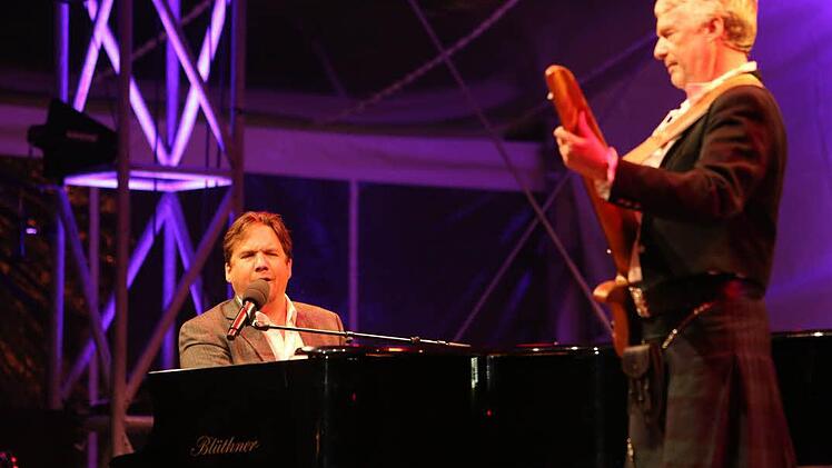 Matthias Brodowy am Klavier  Foto: Barbara Herbst